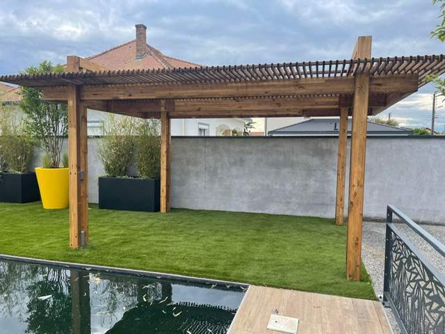 Nous installons des structures design pour embellir votre espace extérieur.